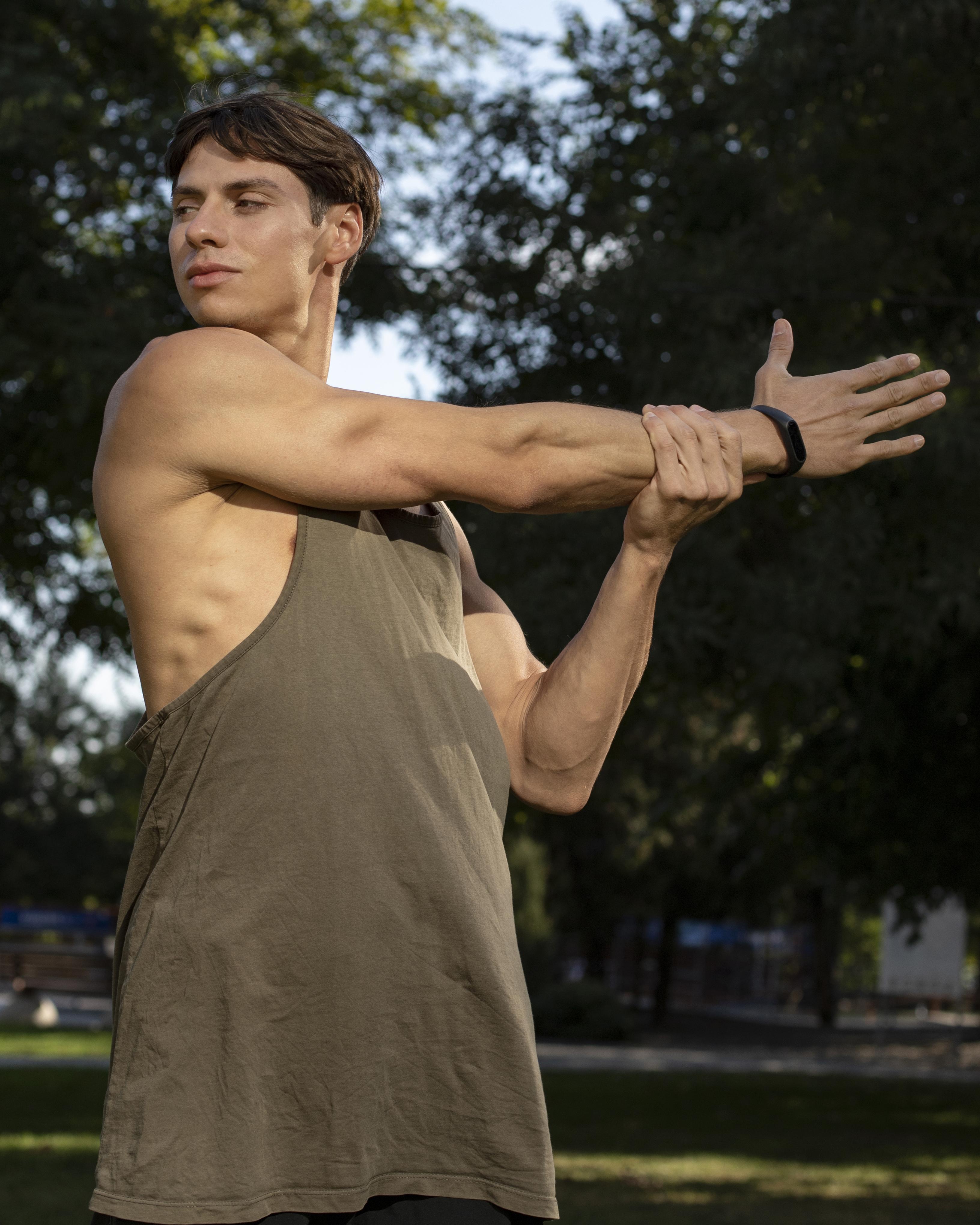 Cross-arm bodyweight Squat